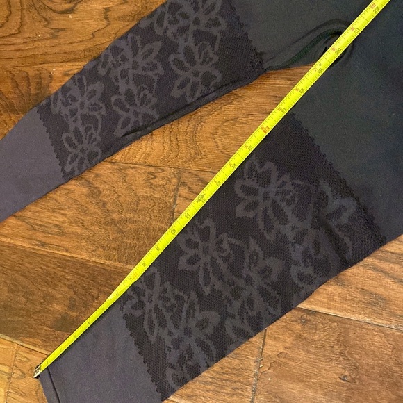 Fabletics black XS Capri leggings workout pants athletic gear floral mesh net XS - Picture 10 of 12